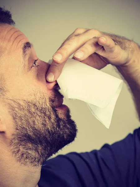 Uomo Che Influenza Starnutisce Nel Tessuto Igienico Ragazzo Malato Allergico — Foto Stock