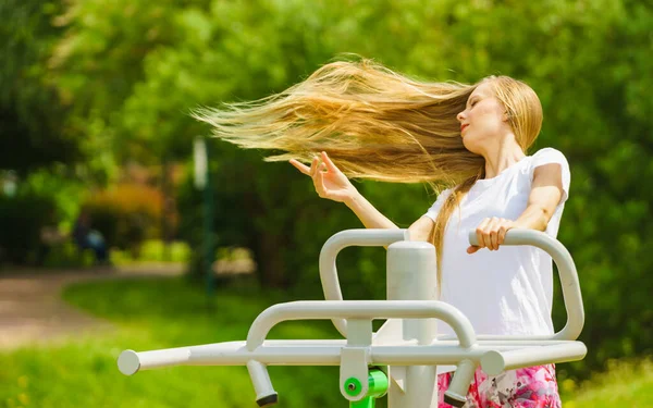 Genç Bir Kadın Dışarıda Çalışıyor Parktaki Spor Salonunda Spor Yapan — Stok fotoğraf