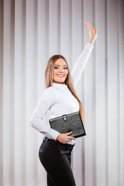 仕事でキャリア ビジネスの成功 ファイルとホールド場合はフォーマルな服装の若い女性文書書類ホールド手空気ショー勝利ジェスチャーで — ストック写真