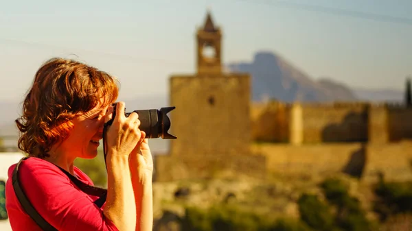 Mulher Turista Madura Com Câmera Tirando Fotos Viagem Cidade Antequera — Fotografia de Stock