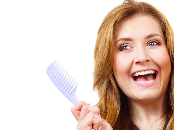 Young Happy Woman Combing Long Healthy Brown Hair Using Comb — Stock Photo, Image