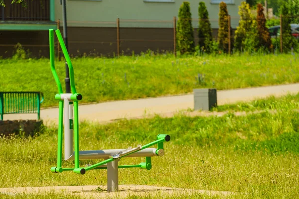 誰もいない夏の春の晴れた日に公共公園の屋外ジム 外のスポーツ機械装置 — ストック写真