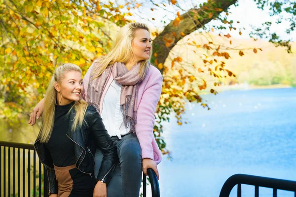 Dos Mujeres Rubias Vistiendo Ropa Moda Caminando Parque Otoño —  Fotos de Stock