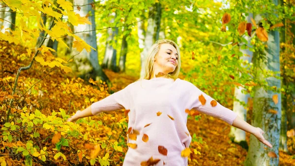 Frau Entspannt Sich Herbst Park Wirft Blätter Die Luft Mit — Stockfoto