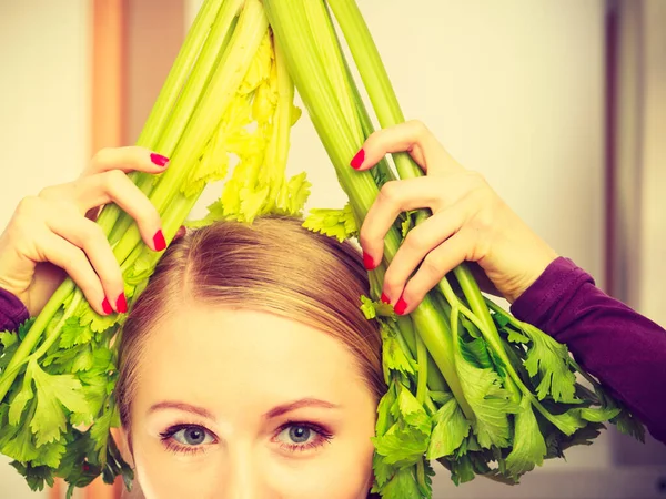 厨房里拿着新鲜绿色芹菜的女人 年轻的家庭主妇做饭 健康饮食 节食和人的概念 — 图库照片