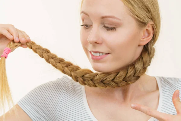 Menina Loira Com Cabelos Longos Torno Pescoço Cuidados Com Cabelos — Fotografia de Stock