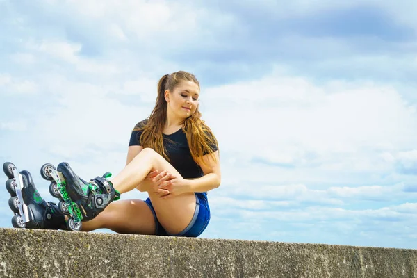 Mladá Žena Kolečkových Bruslích Venku Módní Fit Dívka Baví Odpočinku — Stock fotografie