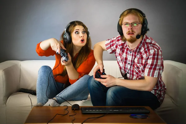 Pareja Disfrutando Del Tiempo Libre Jugando Videojuegos Juntos Hombre Mujer —  Fotos de Stock