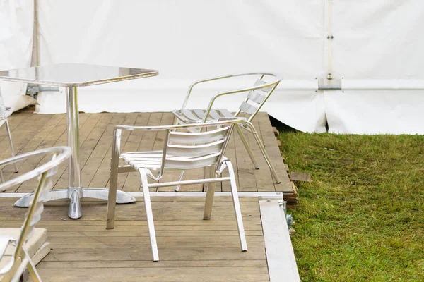 白色宴会帐篷中的钢制花园椅和桌子 — 图库照片