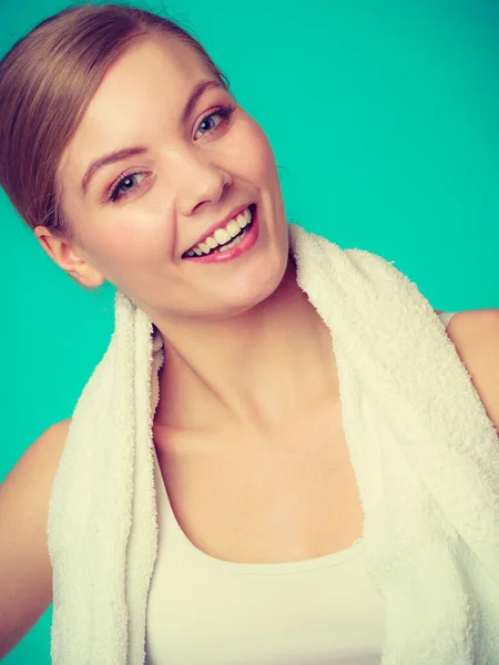 卫生观念 微笑的女士拿着一条毛巾在她肩膀上 对着镜头微笑 工作室拍摄蓝色背景 — 图库照片