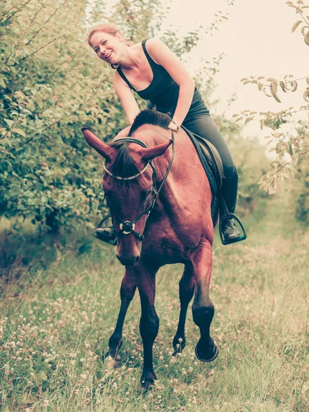 Animal Concepto Equitación Mujer Joven Sentada Caballo Apoyada Fuera Ella —  Fotos de Stock