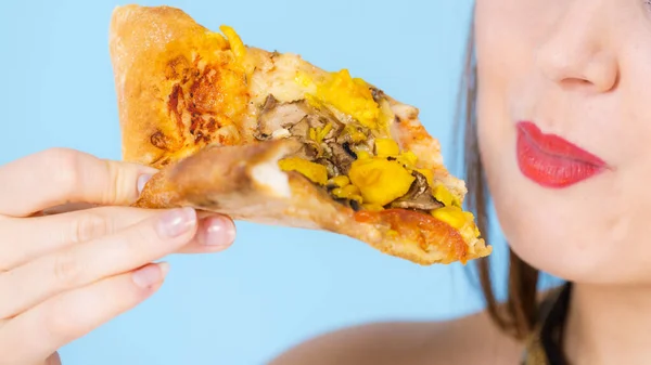 Jovem Comendo Fatia Pizza Fresca Quente Azul Deliciosa Refeição Fast — Fotografia de Stock