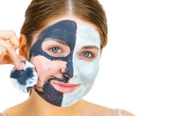 Frau Mit Karbonschwarzer Maske Auf Der Einen Gesichtshälfte Und Weißem — Stockfoto