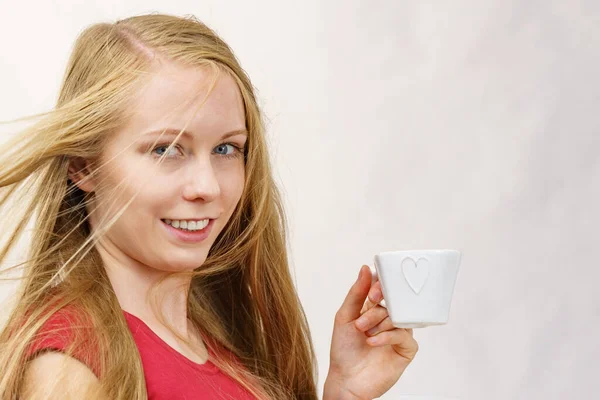 Menina Loira Com Cabelos Longos Soprando Detém Copo Café Forma — Fotografia de Stock