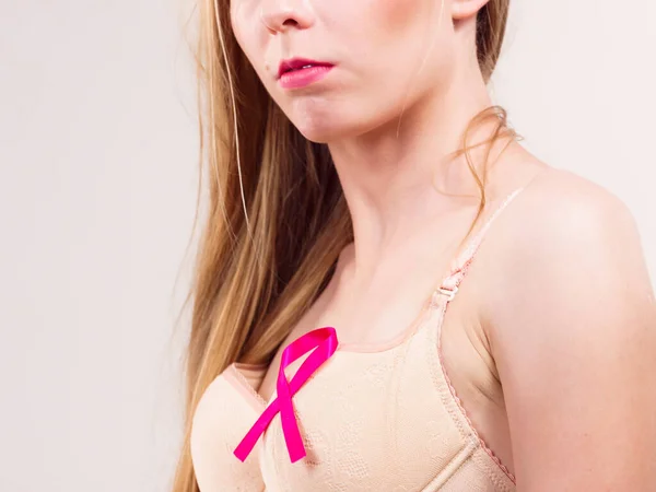 Kvinna Med Rosa Band Bröstet Internationell Symbol För Bröstcancer Medvetenhet — Stockfoto