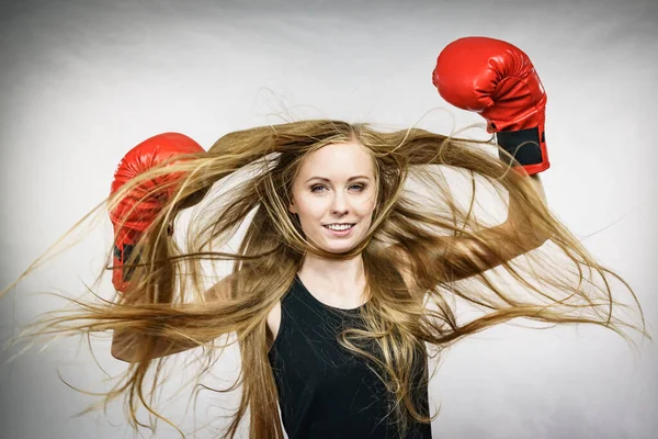 Bloned Lange Haar Meisje Bokser Grote Leuke Rode Handschoenen Spelen — Stockfoto