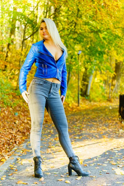 Mulher Sensual Vestindo Roupa Elegante Feminino Com Casaco Couro Azul — Fotografia de Stock