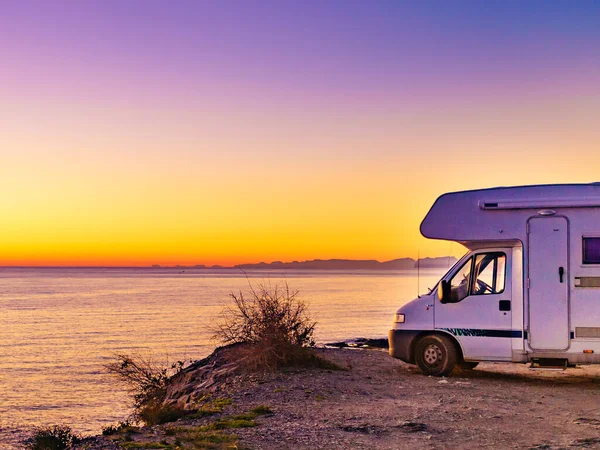 Camper Coche Camping Orilla Del Mar España Aventura Con Autocaravana —  Fotos de Stock