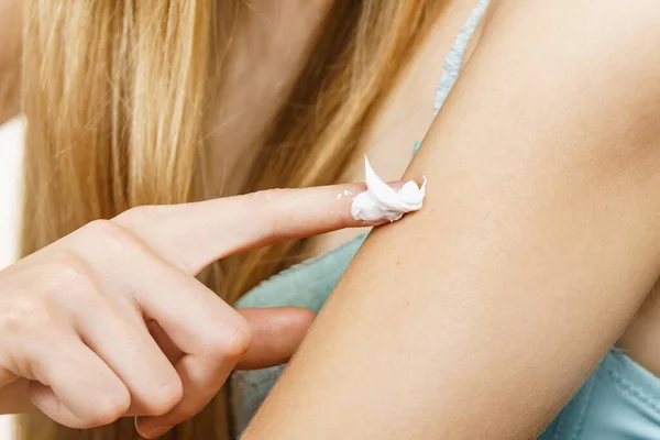 Welzijn Van Huidverzorging Vrouw Dragen Beha Ondergoed Verzorgen Van Haar — Stockfoto