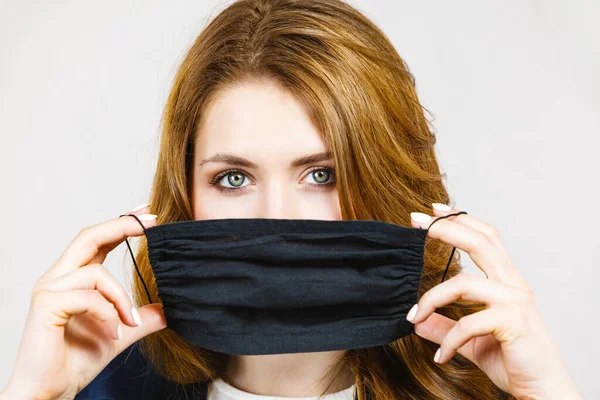 Mulher Negócios Usando Máscara Preta Protetora Contra Coronavírus 402 Controlo — Fotografia de Stock