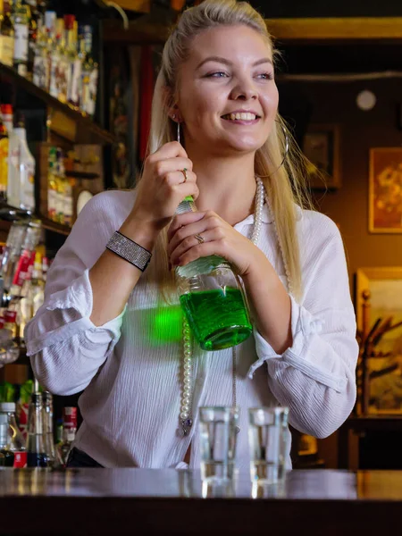 Donna Barista Che Lavora Bancone Del Bar Con Mano Una — Foto Stock