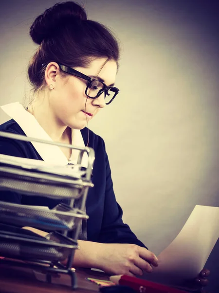 Mujer Irreconocible Sentada Trabajando Escritorio Llena Documentos Carpetas Escribiendo Algo —  Fotos de Stock