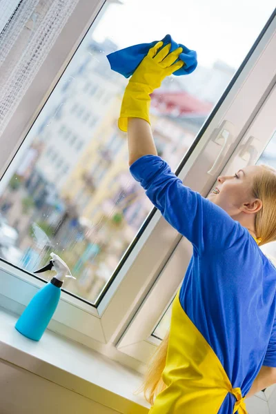 Jovem Mulher Luvas Amarelas Limpando Vidro Janela Casa Com Pano — Fotografia de Stock