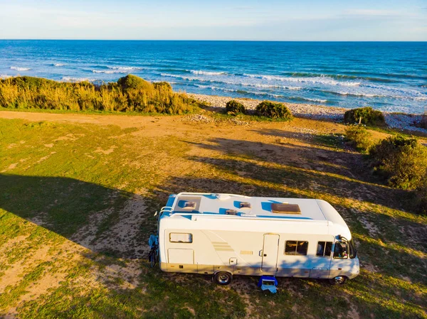 Küstenlandschaft Mit Wohnwagen Wildes Zelten Strand Spaniens Mittelmeerküste Urlaub Reisen — Stockfoto