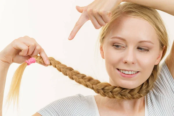 Menina Loira Com Cabelo Longo Trança Haircare Penteado Popular — Fotografia de Stock