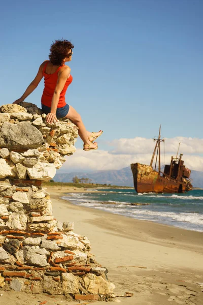 Libertad Viaje Mujer Turista Madura Playa Disfrutando Vacaciones Verano Viejo —  Fotos de Stock