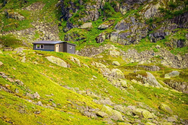 ノルウェーの緑の山の中で木製のキャビンヒュッテ ノルウェー スカンディナヴィアの美しい風景 — ストック写真