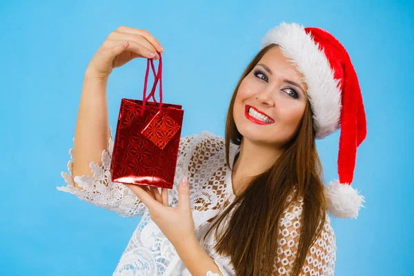 年轻的成年女子乐于送圣诞礼物 头戴圣爪帽的女性 头戴红色礼品袋 — 图库照片