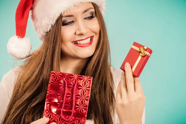 Prezenty Świąteczne Szczęśliwa Kobieta Kapeluszu Santa Claus Gospodarstwa Obecny Czerwony — Zdjęcie stockowe