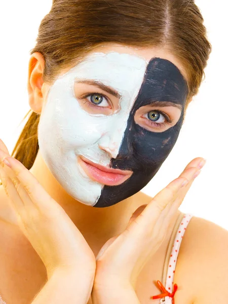 Vrouw Met Klei Carbo Zwart Masker Halve Gezicht Witte Modder — Stockfoto