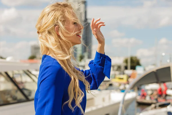 Модная Женщина Синей Флотской Рубашке Идеально Подходит Лета Мода Модели — стоковое фото