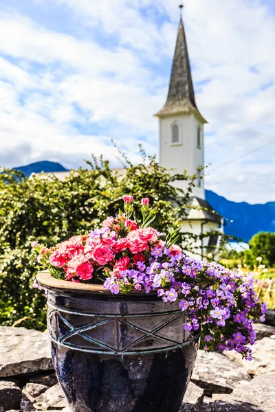 挪威Vestland县Fjord Lusterfjord Nes村的挪威白色木制教堂 — 图库照片