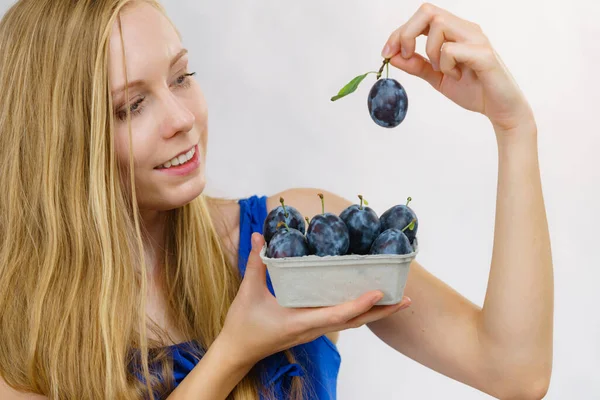 Menina Segurando Frutas Ameixa Azul Caixa Papel Frutas Sazonais Saudáveis — Fotografia de Stock