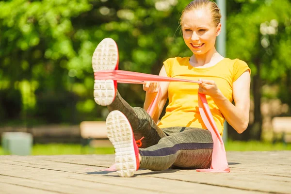 Ung Kvinna Tränar Utomhus Parken Med Hjälp Gym Tillbehör Motstånd — Stockfoto