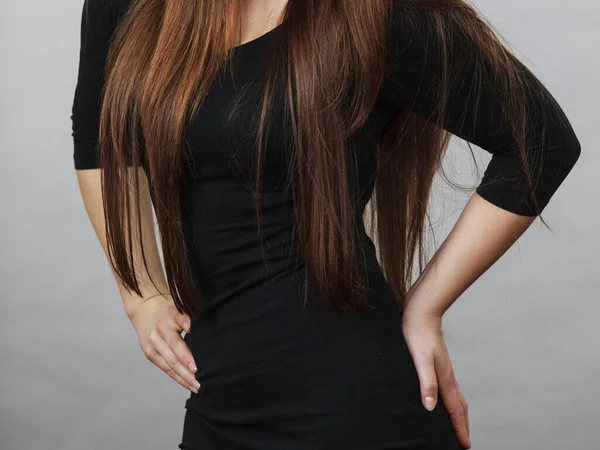 Tanınmayan Moda Kadın Kahverengi Saçlı Ince Sıska Siyah Elbise Ile — Stok fotoğraf