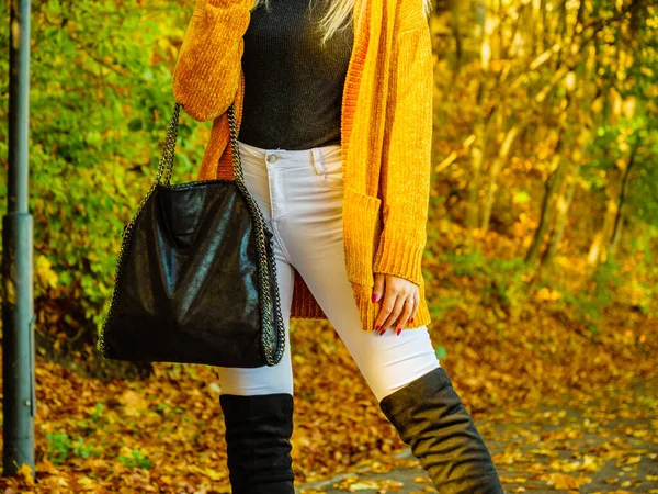 認識できない女性が長いオレンジ色の暖かいカーディガン セーターを着ています 秋ファッション秋スタイルの衣装です 公園で散歩を持っている女性 — ストック写真