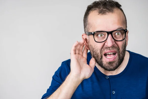 Mann Mit Brille Hat Hörprobleme Ist Taub Kerl Gestikuliert Abhörend — Stockfoto