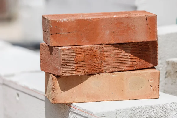 Stapel Orangefarbener Ziegel Auf Der Baustelle Sanierung Bauobjekte Und Detailkonzept — Stockfoto