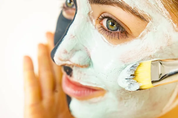 护肤女性使用绿色净化土面膜 化妆品治疗黏土的脸 使用刷子 美丽与健康 温泉和痤疮治疗 — 图库照片