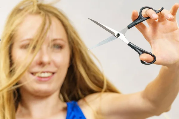 Jovem Mulher Segurando Tesouras Ferramenta Pronta Para Cortar Cabelo Mulher — Fotografia de Stock