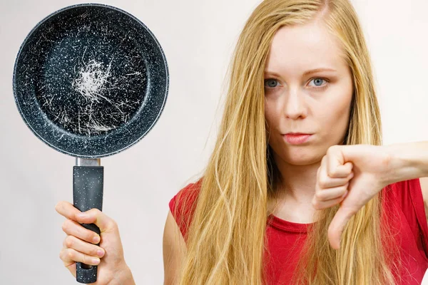 Mujer Sosteniendo Sartén Rayada Causa Cáncer Revestimiento Roto Utensilio Cocina — Foto de Stock