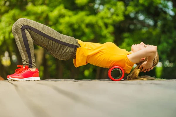 Ejercicios Mujer Joven Parque Utilizando Accesorio Gimnasio Rodillo Espuma Para —  Fotos de Stock