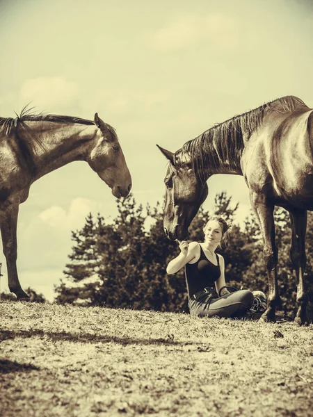 Amor Animal Humano Concepto Equino Jockey Mujer Sentado Relajarse Con —  Fotos de Stock
