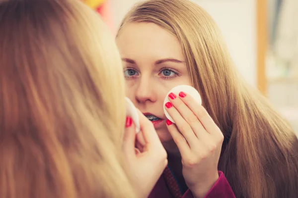 Concepto Cuidado Piel Mujer Joven Usando Almohadilla Algodón Para Eliminar —  Fotos de Stock