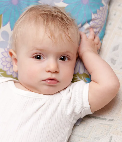 Baby auf einem Kissen liegend — Stockfoto