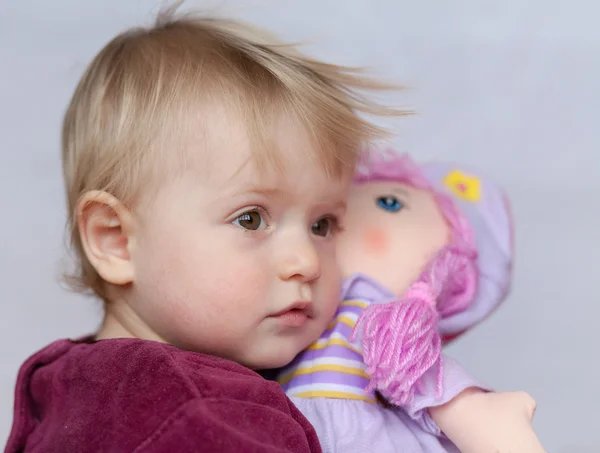 Bambina con bambola — Foto Stock